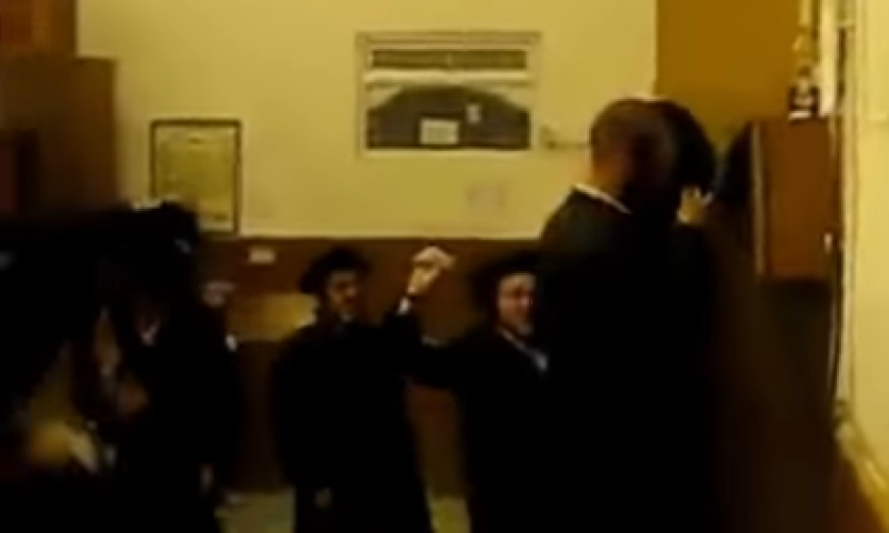 המנהג 'המוזר' של החסידים להפריע בעת הדלקת הנרות