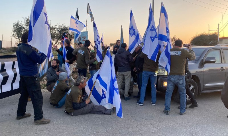 מפגינים בפתח בתי הח"כים: רכבו של ח"כ רוטמן נחסם