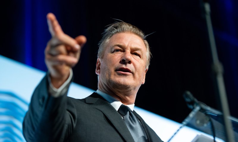 שנה אחרי: אלק בולדווין תובע את האחראים לתאונה הקטלנית