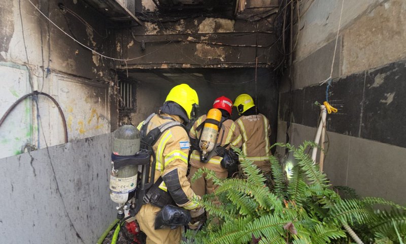 השריפה בפתח תקווה: בן 12 חולץ במצב אנוש &ndash; מותו נקבע בביה"ח