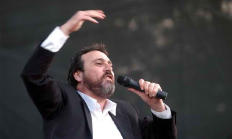 חוזר להילחם מקרוב? הזמר בני אלבז חזר לישראל