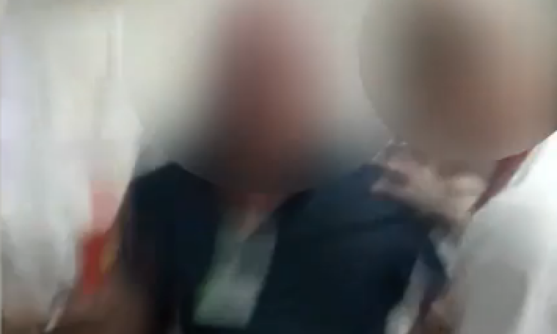 צפו: הרופא משתולל ומנסה לבעוט בלקוח נכה