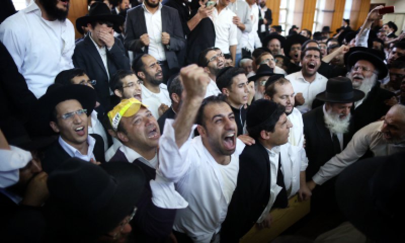 הרב בן דהן והשר אורי אריאל הותקפו במסע ההלוויה