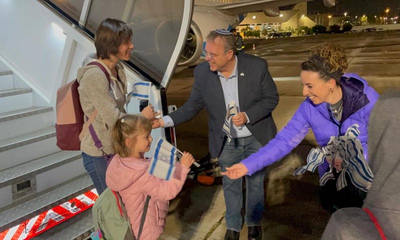 מרגש: משלחת הכנסת חזרה לארץ עם עולים מאוקראינה
