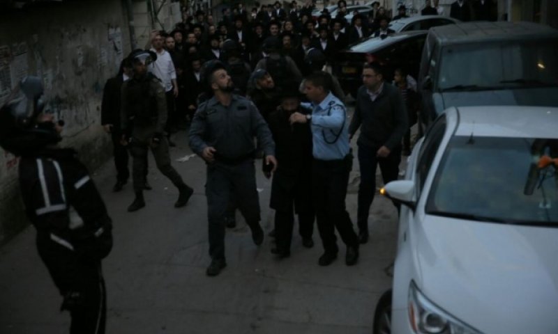 הרב רבינוביץ' הותקף על ידי המון חרדי קיצוני וחולץ. צפו