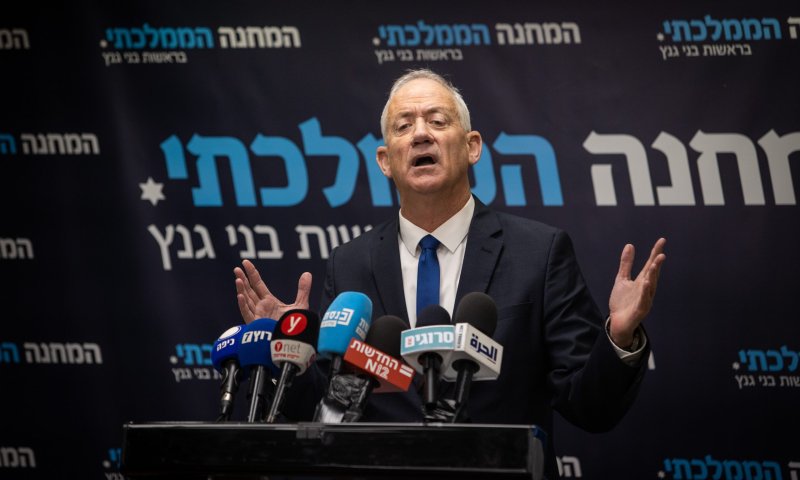 גנץ: "נתניהו &ndash; אל תדרדר אותנו למשבר חוקתי"