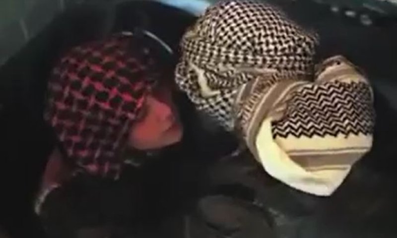 צפו: מוסלמי שולח את בנו להתפוצץ למען דאעש