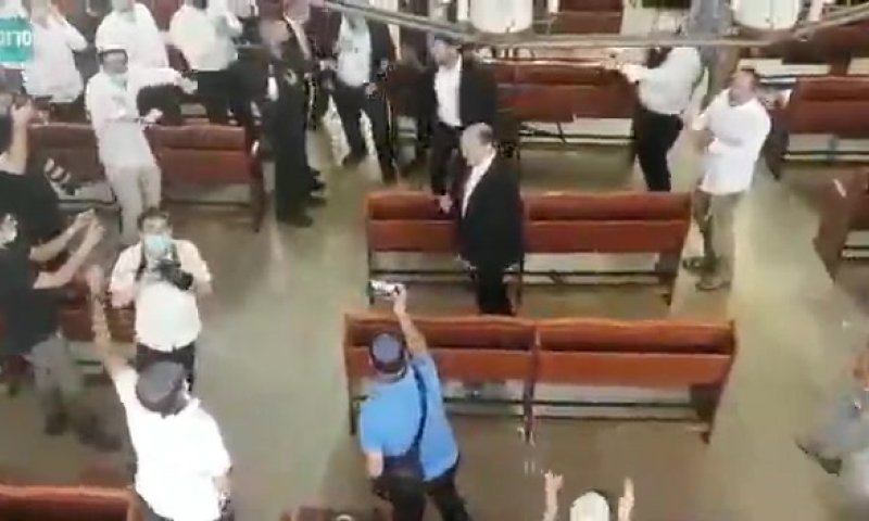 צפו: בנט בריקודים עם תלמידי ישיבת מרכז הרב