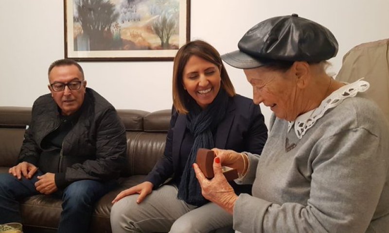 לסולטנה נשדדו התכשיטים, גילה גמליאל העניקה לה עגילי זהב