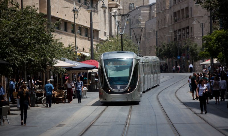 צעיר ערבי איים על נוסעי הרכבת עם סכין צעצוע