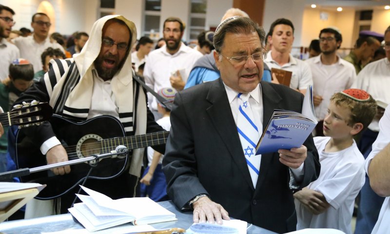 ארדן: מותר להתפלל במניין בחוץ ביום העצמאות