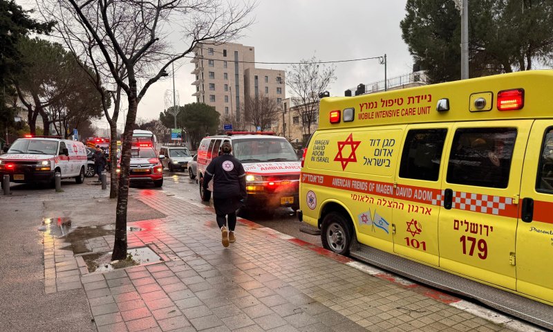 שריפה בבניין מגורים בירושלים: 2 בני אדם פונו לביה"ח במצב קשה