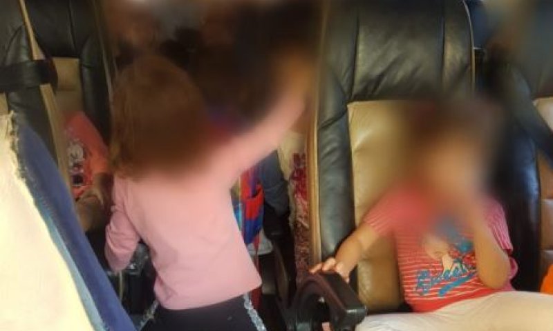 תיעוד &bull; השוטרים לא האמינו: 28 ילדים ברכב