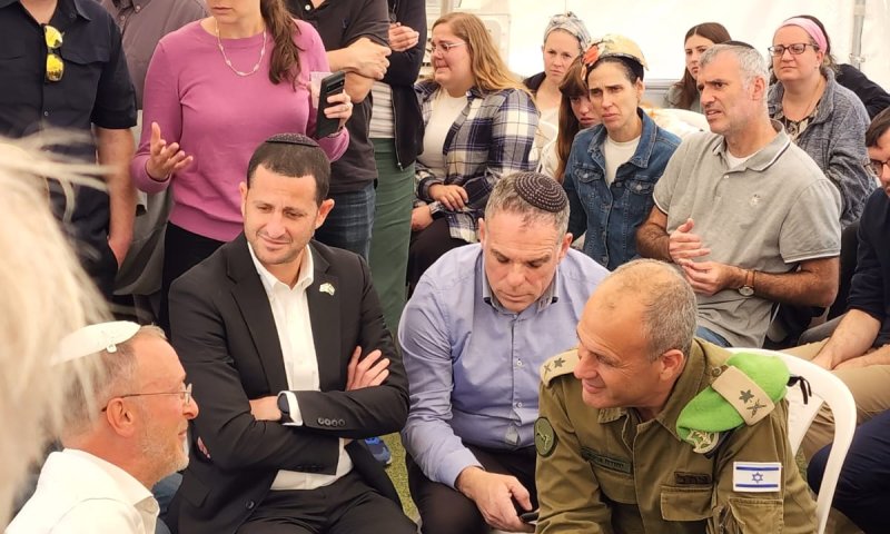 האב השכול לאלוף פיקוד מרכז: "אל תסכנו חיילים"