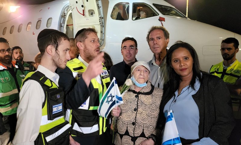 בערב יום השואה: 9 ניצולי שואה נחתו מאוקראינה