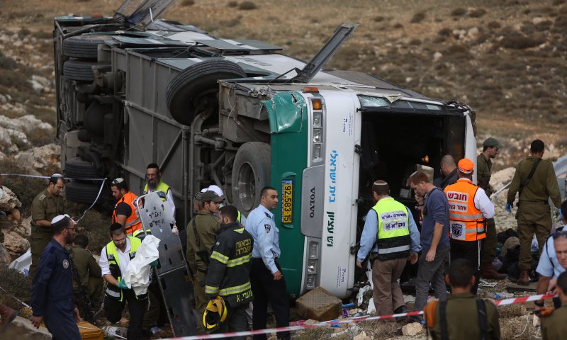 אוטובוס החיילים התהפך: חיילת נהרגה ו-50 נפצעו