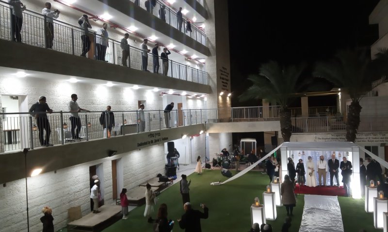 בצל הקורונה| חתונה מרגשת בישיבת שדרות. צפו