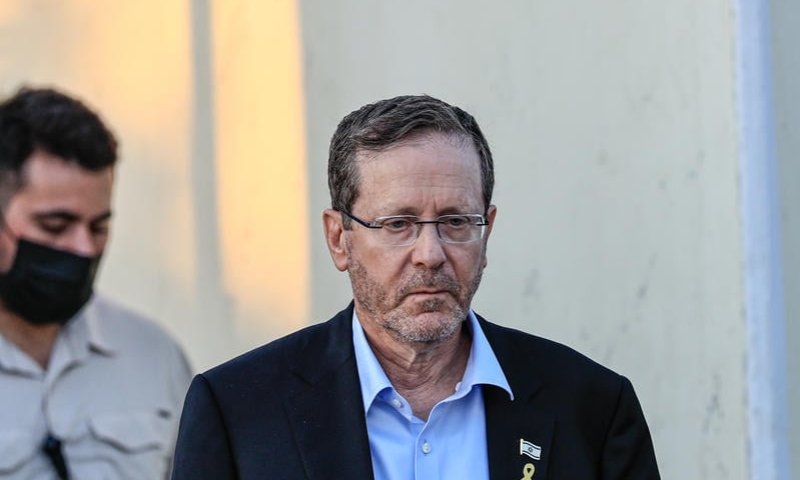 דיווח: הרצוג שוקל להקל בעונשו של עמי פופר