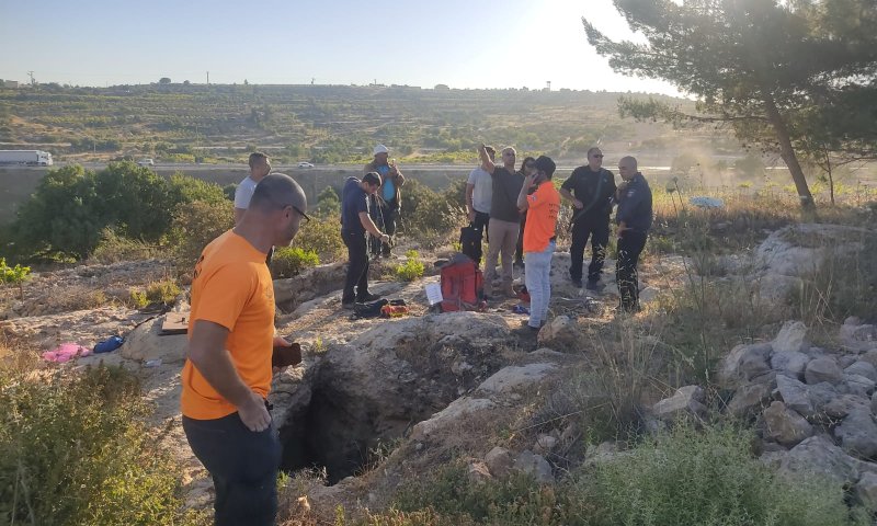 בן 17 מבנימין נלכד בבור מים