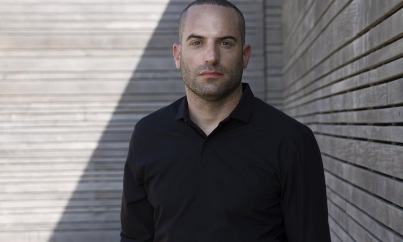 צפו: נועם מיכאל מחדש את יורם טהר לב