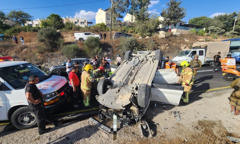 לכודים בהתהפכות רכב בגוש עציון; צפו בתיעוד מהזירה