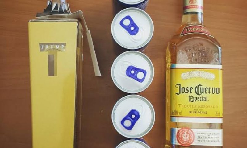 אור רייכרט לגם את הוודקה של הנשיא הנבחר