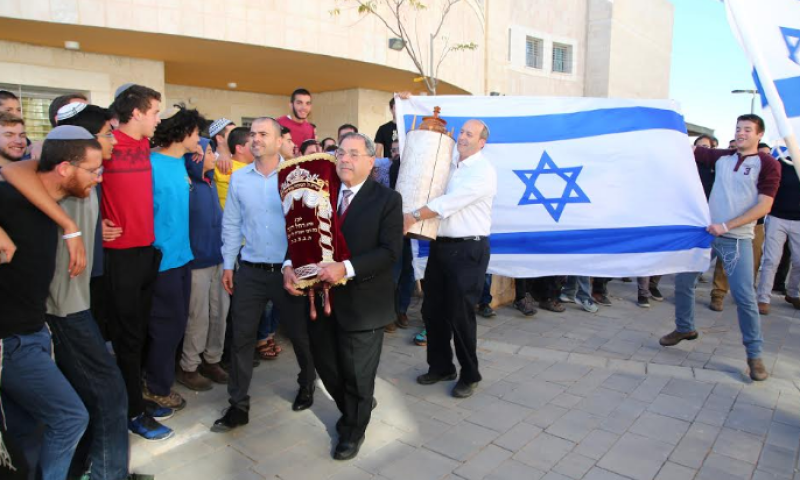 מרגש: התלמידים הכניסו ארון קודש לזכר רבם שנרצח