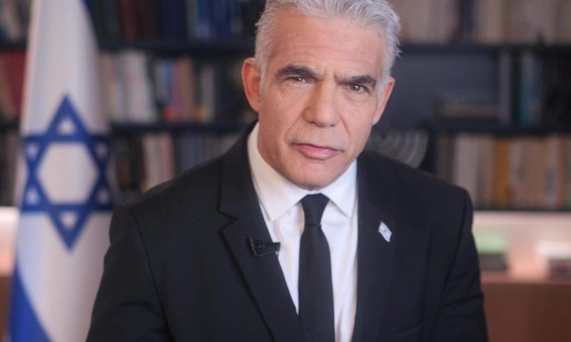 אחרי הביקורת בציבור: לפיד מודיע שישתתף במחאה