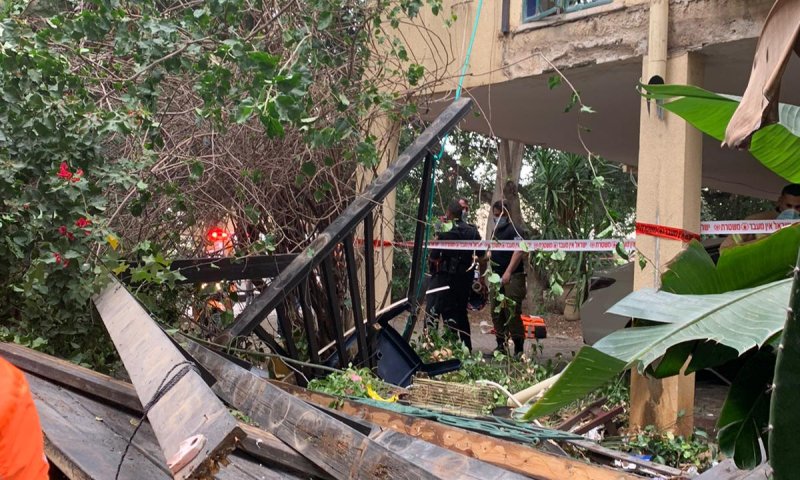 4 פצועים בינוני בקריסת מרפסת בהרצליה