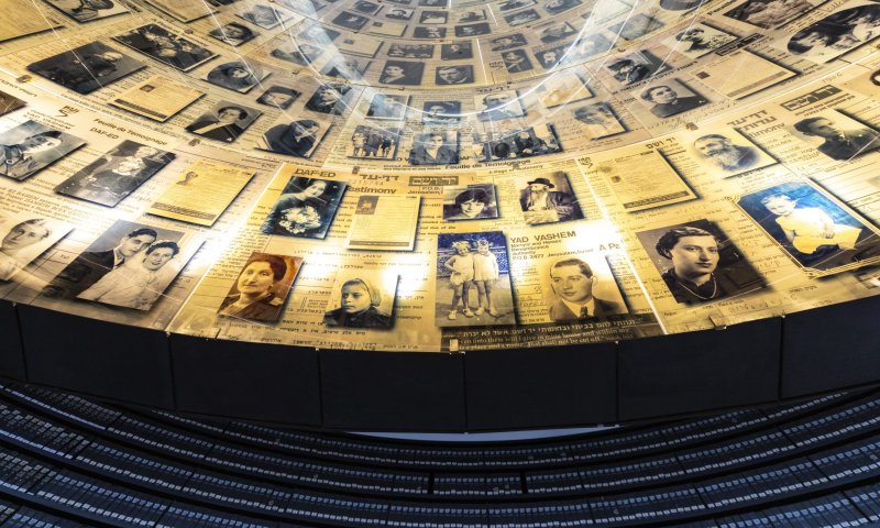 חברי המפלגה הניאו-נאצית בביקור ביד ושם