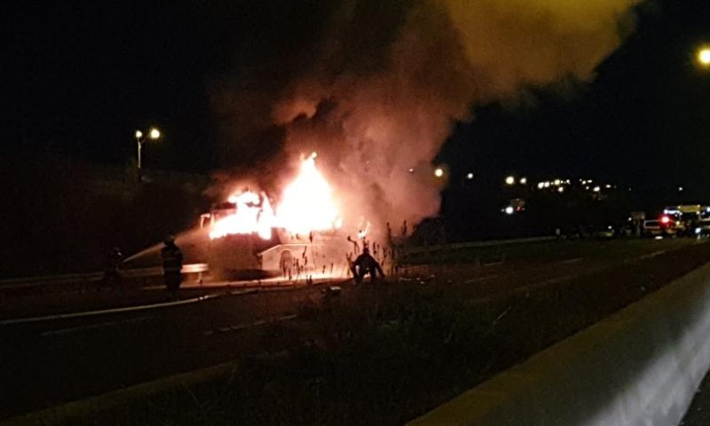 אוטובוס עלה באש בכביש 6; הנהג נפצע; צפו בתיעוד
