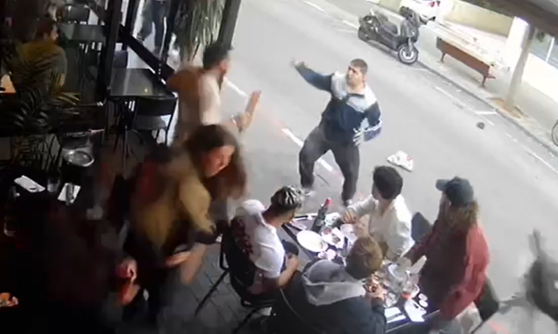 פולש לתוך חבורת אנשים ודוקר: תיעוד הפיגוע בתל אביב