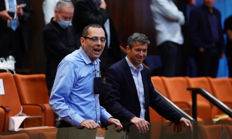 הנדל שר התקשורת והאוזר יו"ר חו"ב: ההסכם עם גנץ