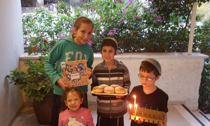 מרגש: מאירים את חנוכה לנפגעי השריפה בחיפה