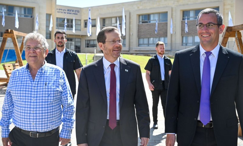 הרצוג ביקר באלקנה: "העבר והעתיד נוכחים כאן"