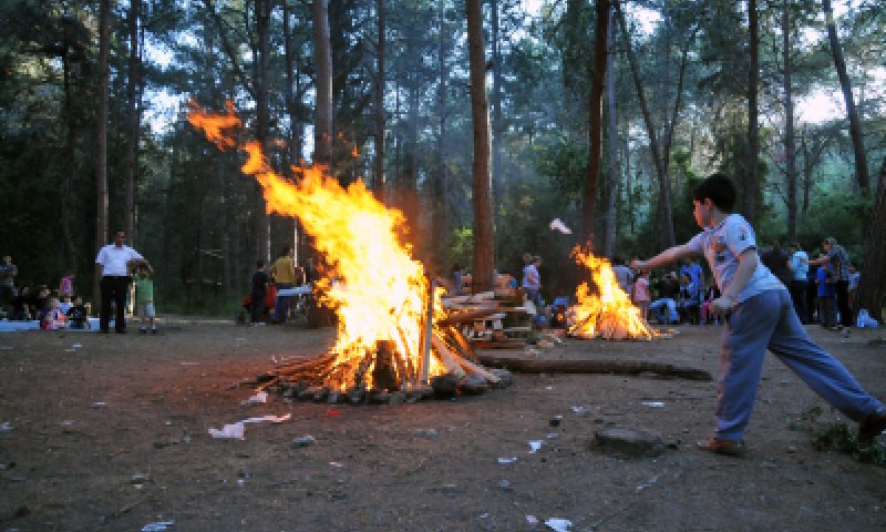 הרבנים קבעו: מדורות ל"ג בעומר יידחו ליום ראשון בערב