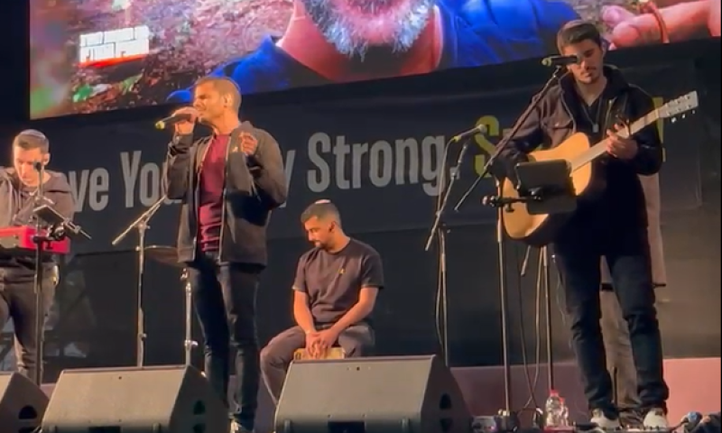 נתנאל נגר על במת כיכר החטופים: "עם ישראל בטיפול משפחתי"