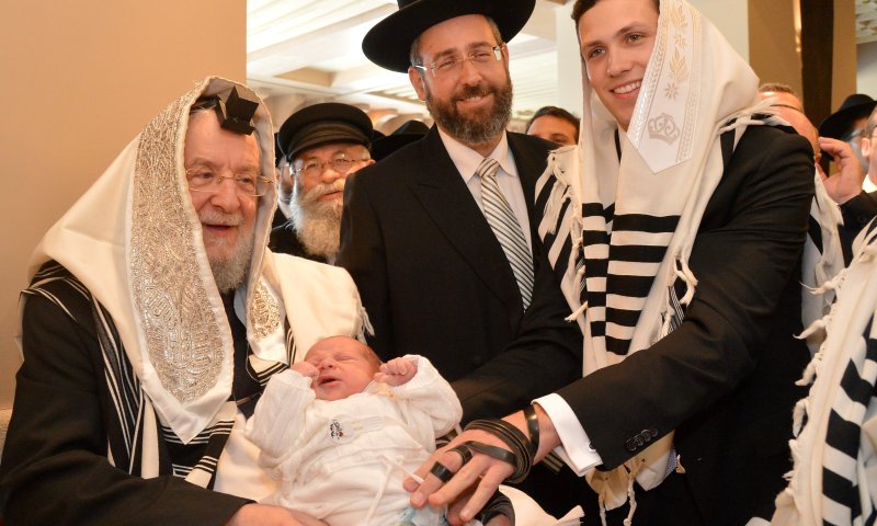 שעות לפתיחת הקלפיות: נכד הרב לאו הוכנס בברית