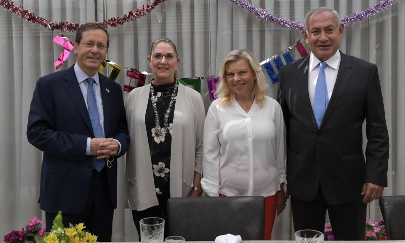 הנשיא ורעייתו אירחו את בנימין ושרה נתניהו בסוכה