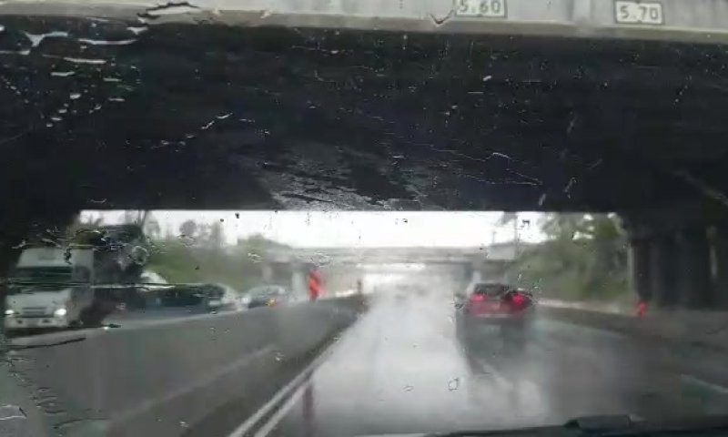 יום שני ברציפות: גשם חזק יורד במרכז הארץ. צפו