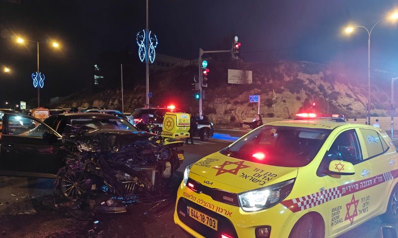 ירושלים: תאונה בין אוטובוס לרכב, פצוע קשה בזירה