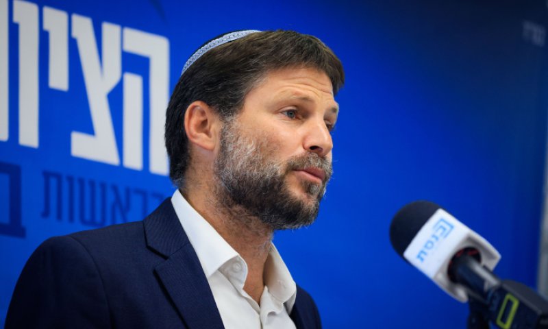 סמוטריץ' מזהיר: זו הסיבה שעבאס מציע כסף לחרדים