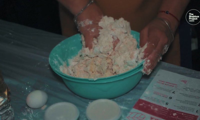 מה קרה כש-3,000 נשים הפרישו חלה ענקית ביחד? צפו