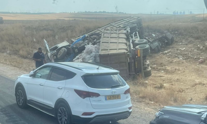 משאית זבל התהפכה בכביש 6; חמישה פצועים במקום