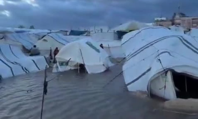 רוח עזה: הגשם והגלים מציפים לפלסטינים את האוהלים