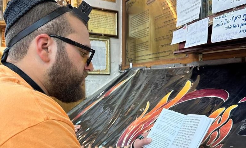 שני מפורסמים הגיעו לשיעור של הרב סנדרוסי