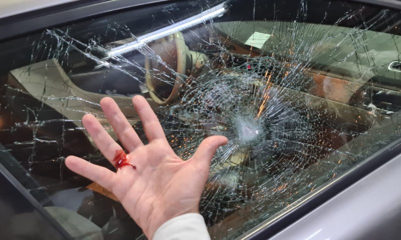 הרב אליהו נרגם באבנים: ניצלתי בזכות הרכב של אבא