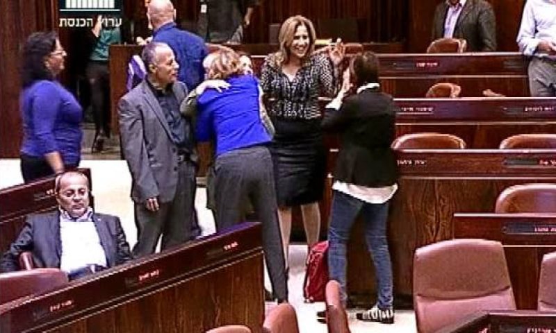 צפו: האופוזיציה ניצחה; הח"כיות קפצו וצהלו