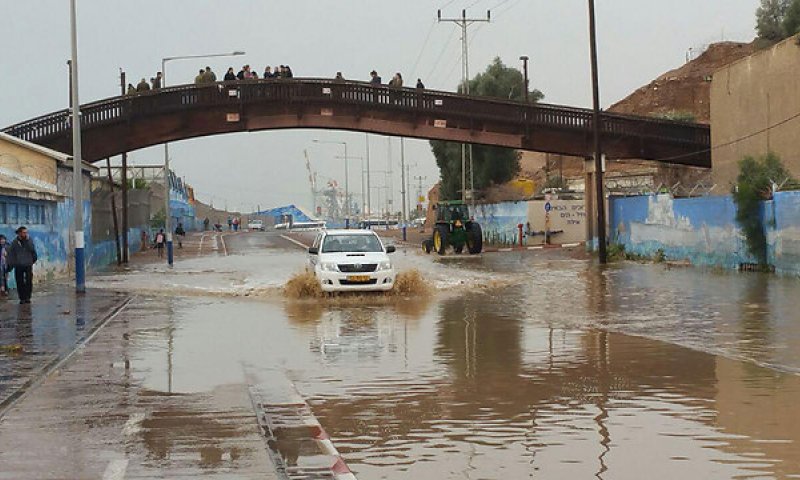 נמל התעופה הושבת; 130 תלמידים חולצו משטפונות