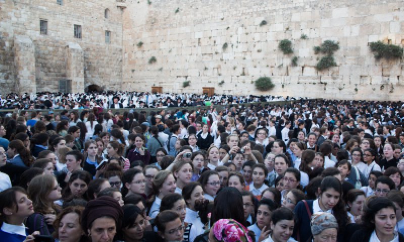 צפו: אלפים מחו נגד נשות הכותל ברחבת הכותל המערבי